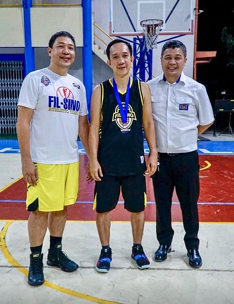 BACOLOD. Most valuable player Bobil Alagabanis flanked by Fil-Sino Athletic Club president Michael Oliver Manaloto and Michael Miranda-Asia Brewery Bacolod Sales Office manager. (Photo courtesy of Alan Su) 