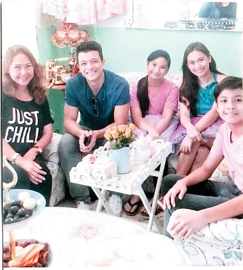 Close-up. Actor Jericho Rosales (second from left), with actress Yen Santos (center) and Elena Chua (left).