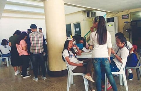 SUGBO. Dul-an sa 600 ka mga delegado sa National Youth Day kansang foster parishes ug families ang nag-abot-abot na sa Dakbayan sa Mandaue. (Hulagway kuha ni Fe Marie Dumaboc)