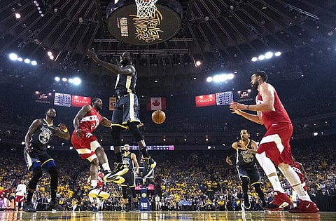 Toronto Raptors forward Kawhi Leonard (2) passes the ball around Golden State Warriors forward Draymond Green to teammate Marc Gasol, right, during the first half of Game 4 of basketball's NBA Finals, Friday, June 7, 2019, in Oakland, Calif. (Frank Gunn/The Canadian Press via AP)
