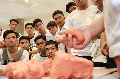 PAMPANGA. Presidential Merit Awardee Wilfredo Tadeo Layug gives some pointers to senior high school students of Guagua during Friday's (July 26, 2019) Workshop on Clay Sculpting at SM City Pampanga. (Chris Navarro)