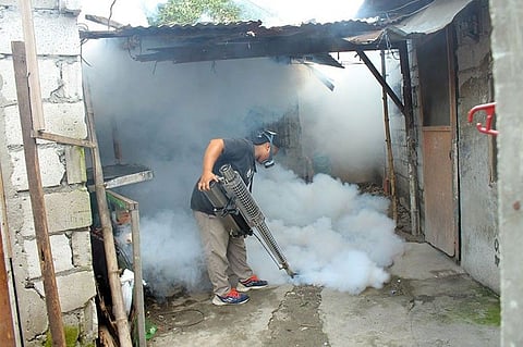 ANGELES CITY. A member of the Angeles City Environmental Health Services (EHS) fumigates Brgy. Pulung Maragul on Thursday afternoon. (Photo by AC-CIO)
