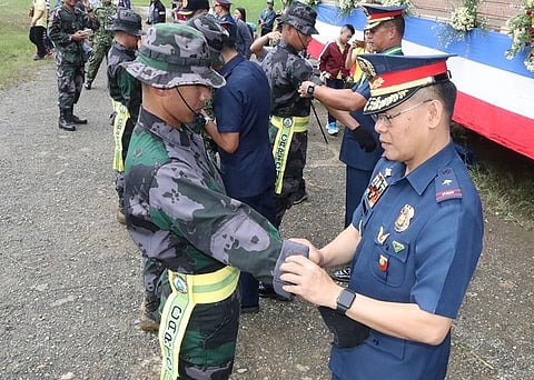BENGUET. Police Regional Office-Cordillera Director Israel Ephraim Dickson leads the opening of collars and rolling of sleeves of 196 new patrolmen and women in the recognition rights at the Wangal Sports Complex in La Trinidad, Benguet. (Contributed photo)