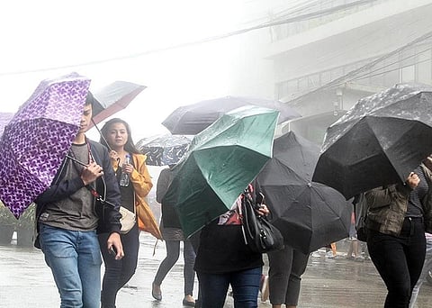 BAGUIO. Baguio folk endure the cold and foggy weather brought about by Tropical Storm Jenny. (Jean Nicole Cortes)