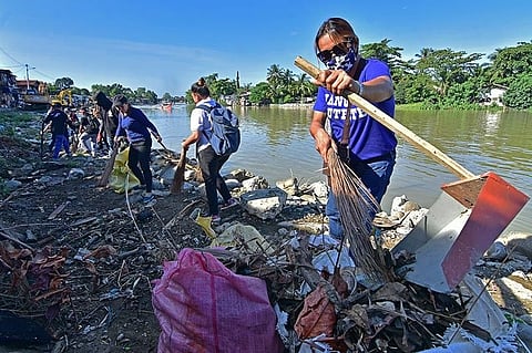DAVAO. Staff of Davao City First District Representative Paolo Duterte spearhead the clean-up drive in Purok 7, Barangay 1-A in Davao City as part of their anti-dengue campaign. (Macky Lim)