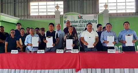 PAMPANGA. HUDCC Assistant Secretary Leira S. Buan, SHFC president Atty. Arnolfo Ricardo B. Cabiling, Floridablanca Mayor Darwin R. Manalansan, Vice Mayor Mike Galang and FFJJ Construction president Engr. Osmena L. Palanggalan sign on Thursday, January 23, 2020, the memorandum of understanding for the P1.160-billion social housing project in Floridablanca. (Chris Navarro)