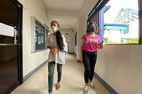 GIPOSASAN. Si Maria Victoria Beltran (wala) giposasan nga giubanan sa usa ka babaye sa kampo sa Police Regional Office (PRO) 7. (Benjie T. Talisic)