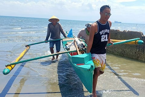 CAGAYAN DE ORO. Pagalan and his fishing buddies, Don and Pepito, return to Bonbon shoreline with a joyous heart on Friday morning. They later celebrate with a feast of sumptous "kinilaw" from so-called "isda sa bato" delicacy. (Lynde Salgados)