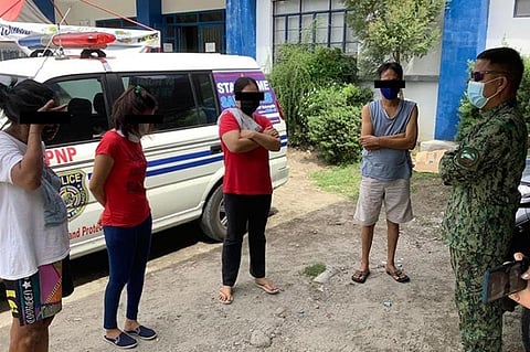 PAMPANGA. Lieutenant Colonel Paul Gamido, City of San Fernando, Pampanga police chief, talks to four individuals, three of whom are beneficiaries of the Social Amelioration Program, after their arrest for illegal gambling in Northville, Barangay Calulut. (Contributed photo)