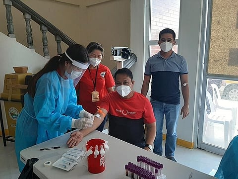 RAPID TESTING. Mayor Rene Maglanque gets his blood extracted for the rapid Covid-19 testing. Looking on are Vice Mayor Michael Sagum and Municipal Health Officer Dr. Preny Manimbo. (Princess Clea Arcellaz)
