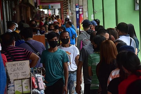 DAVAO. Dungag 15 ka adlaw pa ang general community quarantine (GCQ) sa Davao City human kini gi-renew sa Inter-Agency Task Force (IATF) hangtod Hunyo 15, 2020. Sukad napa-ubos sa GCQ ang Davao City, 132 ka kaso sa Covid-19 ang natala, apan ang dagkong numero tungod sa mas paspas nga testing. Sa unang adlaw sa GCQ, kagahapon, kini ang sitwasyon sa sidewalk sa San Pedro Street, Davao City. (Macky Lim)