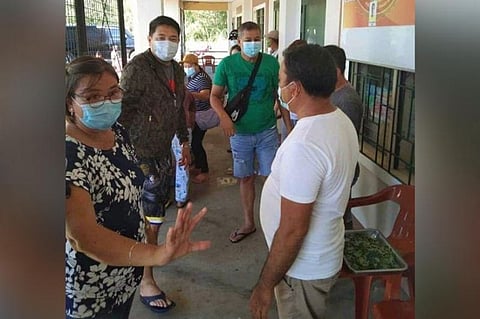 GOOD SAMARITAN. Arayat Vice Mayor Sixto 'Pogi' Mallari together with Councilor Loi Changcoco, former SB members Che Lumbang, Jef Luriz and Jake Mutuc distribute relief packs to families affected by Typhoon Ulysses on Thursday, November 12. Mallari donated his one-month salary and bonus to victims of the typhoon. (Photo by Chris Navarro)