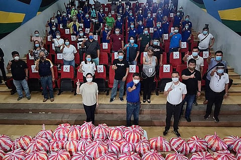 GIFTS FOR FERNANDINOS. City of San Fernando Mayor Edwin Santiago, together with Representative Alan Peter Cayatano and Lani Cayetano flash the "Fernandino First" sign during Monday's gift-giving for barangay health workers and barangay chairmen. (Chris Navarro)