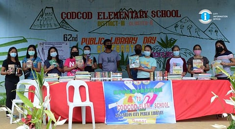 SAN CARLOS. Teaching Force of Codcod Elementary School posed for posterity during the donation ceremony. (Contributed photo)