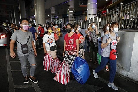 MANILA. In this photo taken in May 2021, commuters wearing face masks to help prevent the spread of the coronavirus wait for rides in Quezon City. (File)