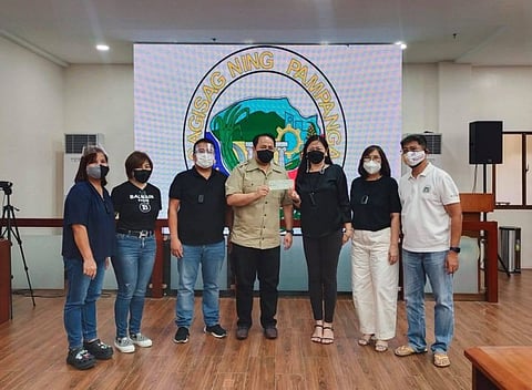 TURNOVER. DOLE-Central Luzon Director Geraldine Panlilio turned over the check for the salaries of the said Tupad beneficiaries to Governor Dennis Pineda at the Sangguniang Panlalawigan Session Hall on Friday, October 29. (Pampanga PIO)