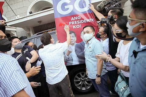 GO GUNS FOR PRESIDENT. President Rodrigo Roa Duterte erases the word 'bise' on the printed canvas after Senator Christopher Lawrence 'Bong' Go withdrew his candidacy for vice president and filed his certificate of candidacy for president at the Comelec in Intramuros, Manila on November 13, 2021. (Presidential photo)