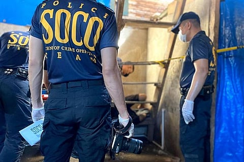 CRIME SCENE: Gisusi sa mga sakop sa Scene of the Crime Operations (SOCO) ang dapit diin patya sila si Danilo Licaros Casiño, 38, ug Jonas Bayno, 35, sulod sa giabangang balay sa sitio Palwa Maria, Barangay Inayawan. Dakbayan sa Sugbo. Way nakakita sa pagpamusil mga pasado alas 3 sa kaadlawon sa Nobiyembre 15, 2021. (BENJIE B. TALISIC)