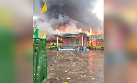 KAYO: Nagsugod ang kayo sa likod nga bahin sa stage sa tunghaan, nidako ug nilamoy sa building sa Hindang National High School. / Tampo ni Cincy Villas 