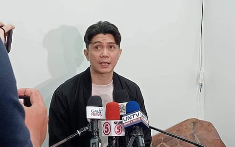 MANILA. Actor Vhong Navarro surrenders to the National Bureau of Investigation. (Contributed photo)