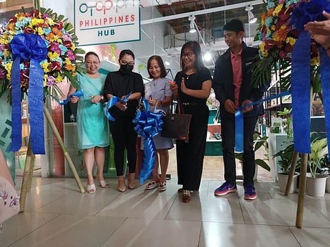 In the ribbon cutting photo are (DTI) Central Luzon director Leonila T. Baluyut (2nd from right), DTI Pampanga director Elenita R. Ordonio (center), Ayala North Malls area head Charmaine Bauzon (extreme left), Angeles City Economic Development and Investment Promotions head Irish Llego (2nd from left) and Engineer John Balingit of the Pampanga Entrepreneur Producers Cooperative (PEPCO). (Photo by RGN)