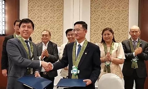 PREMIUM Megastructures Inc. (PMI) president Francis Chua (left) and China First Highway Engineering Co. Ltd. (CFHEC) chairman Han Guoming shake hands after signing a memorandum of understanding for CFHEC to help LLEX Corp. build the Lapu-Lapu Expressway. LLEX Corp., composed of PMI, Ulticon Builders Inc. and MTD Philippines Inc., has a joint venture with the Lapu-Lapu City Government to build the first skyway outside Metro Manila./ JUNARD "AHONG" CHAN FB PAGE