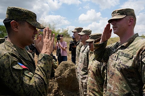 MANILA. Philippine Army Artillery Regiment Commander Anthony Coronel (left) returns a salute from a US soldier during a joint military drill called Salaknib at Laur, Nueva Ecija province, northern Philippines on Friday, March 31, 2023. (AP)