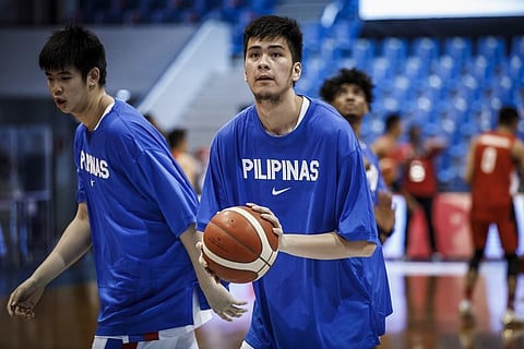 WA'Y KLARO: Gipadayag sa batan-ong Pinoy nga higante nga si Kai Sotto nga dili pa siya makaseguro nga moduwa sa Gilas Pilipinas alang sa umaabot nga FIBA Basketball World Cup gumikan kay gitambagan siya sa iyang agent sa Amerika nga magtutok lang una sa iyang pangandoy nga mahimong labing unang lumad nga Pinoy nga makaduwa sa NBA. / FIBA WEBSITE