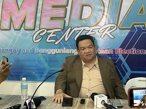 COMELEC CONTROL: Si Commission on Elections (Comelec) Regional Director Lionel Marco Castillano nipahibawo nga mahinayon ang Barangay and Sangguniang Kabataan Elections (BSKE) sa Negros Oriental sa Oktubre 30, 2023 apan ipaubos kini sa control sa ilang buhatan. / ARNOLD Y. BUSTAMANTE


