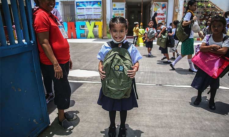 120K public students received their school kits from CH