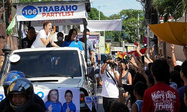 Paid water, rest breaks for workers urged amid heat index