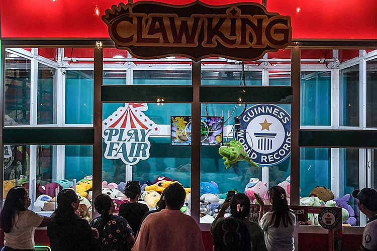 Cebu breaks Guinness record for world’s largest claw machine
