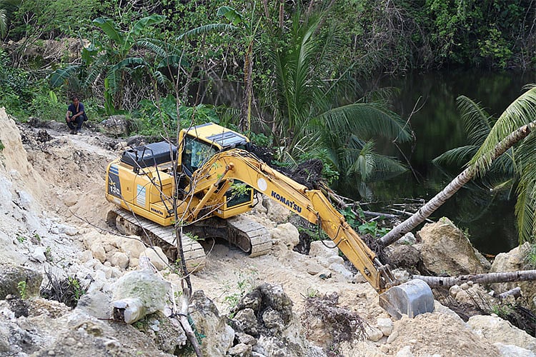 Waterway opens to ease Gaway-Gaway floods