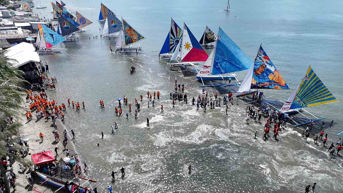 Paraw Regatta draws thousands safely
