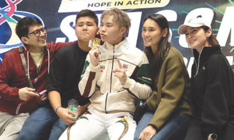 Dennis Trillo’s son wins fencing gold for UP