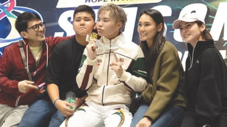 Dennis Trillo’s son wins fencing gold for UP