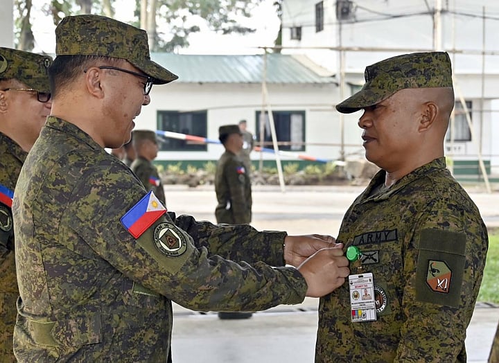 11ID promotes 2 senior officers, 7 enlisted personnel