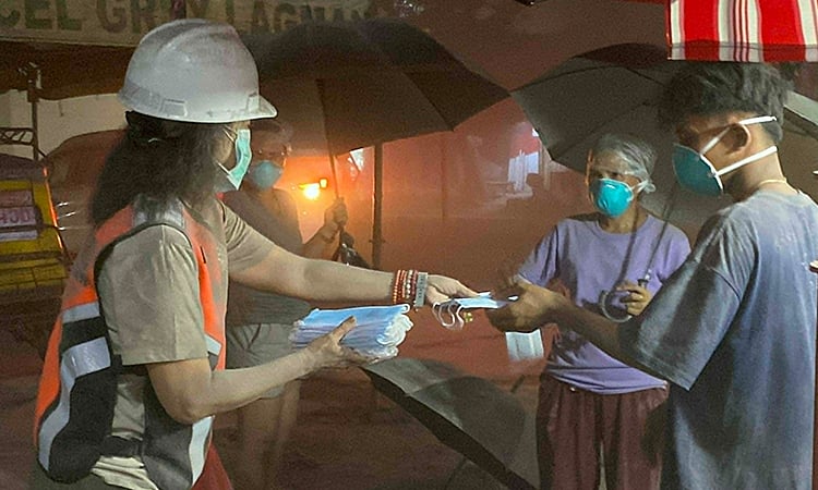 PNP mitabang sa mga apektado sa Mayon ashfall