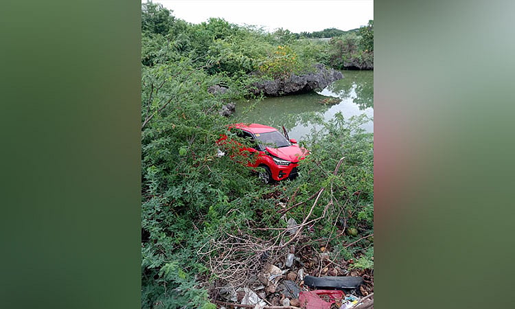 Awto nalahos sa bakwahan sa Cordova
