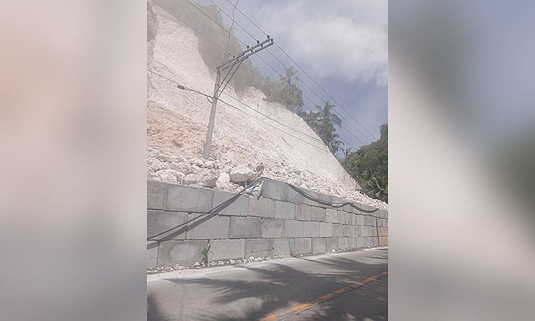 Motorista sa Sogod nabalaka sa pagdahili sa mga bato, yuta
