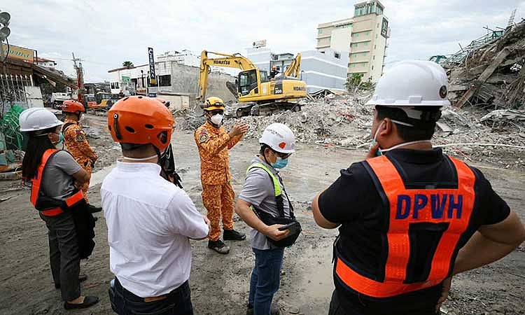 Task force inspects 
collapsed building