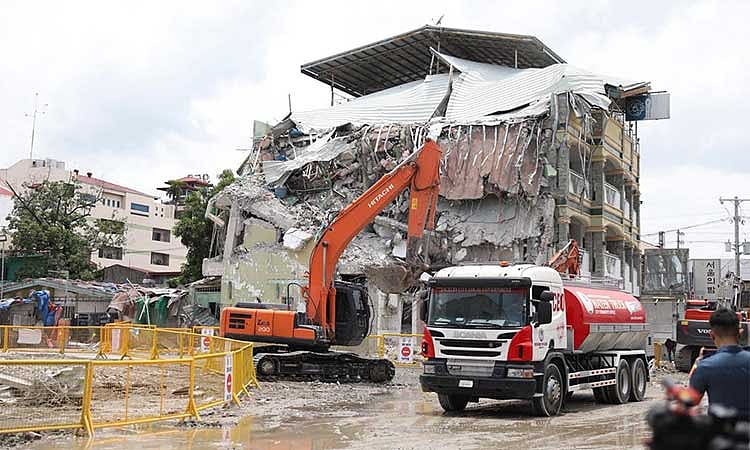 Operations at collapsed building