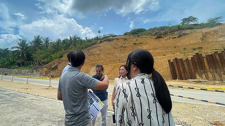Marcos, DPWH check repairs progress on Metro Cebu Expressway