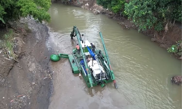 DPWH-Davao Dredges Talomo River to Prevent Flooding
