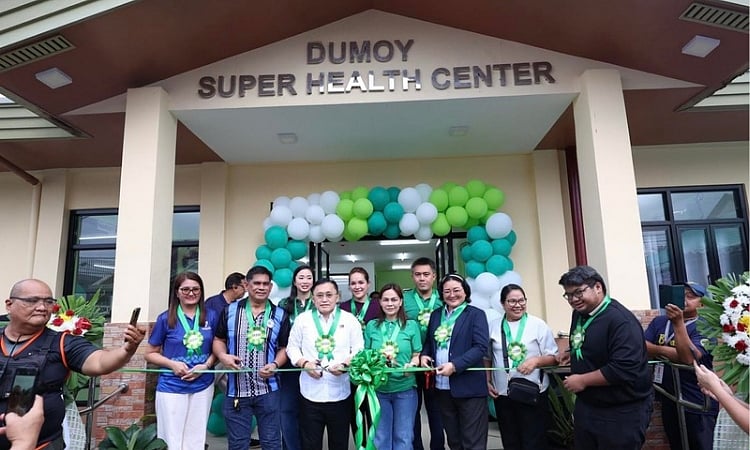 Sen. Go attends Super Health Center turnover in Dumoy