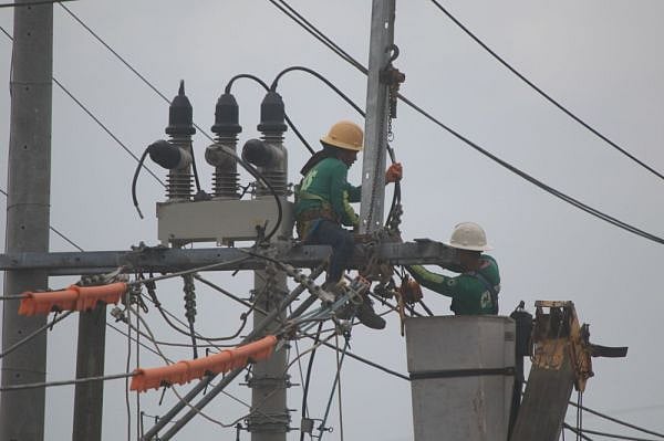 Mga konsumidor mitiyabaw sa pagsaka sa gasto sa kuryente