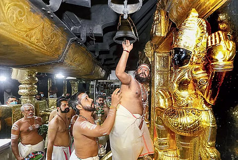 சபரிமலையில் மலை போல் குவிந்துள்ள காணிக்கை காசுகள்... எண்ண முடியாமல் திணறும் ஊழியர்கள்...!