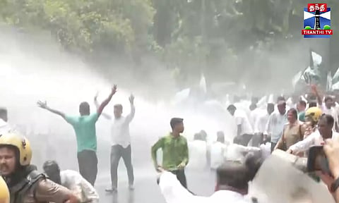 கல்லூரி மாணவி தற்கொலை - நீதி கேட்டு பிஜு ஜனதா தளம் ஆர்ப்பாட்டம்