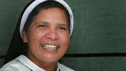 സിസ്റ്റര്‍ ലൂസി കളപ്പുരയെ പുറത്താക്കിയ നടപടി മരവിപ്പിച്ച് കോടതി : കേസ് ജനുവരി ഒന്നിന് പരിഗണിക്കും 