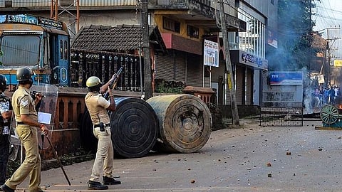 മംഗളുരു വെടിവെപ്പ്: പൊലീസിന് വീഴ്ച; അതിക്രമം മറയ്ക്കാന്‍ നിരപരാധികളെ കുടുക്കണോയെന്ന് ഹൈക്കോടതി